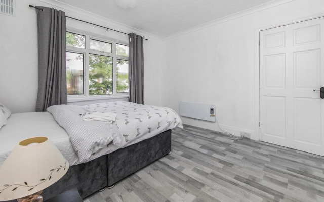 4br-sleeps10-parking-garden