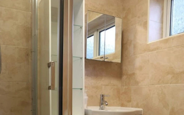 12 Guests 5-bedroom House in Central Birmingham