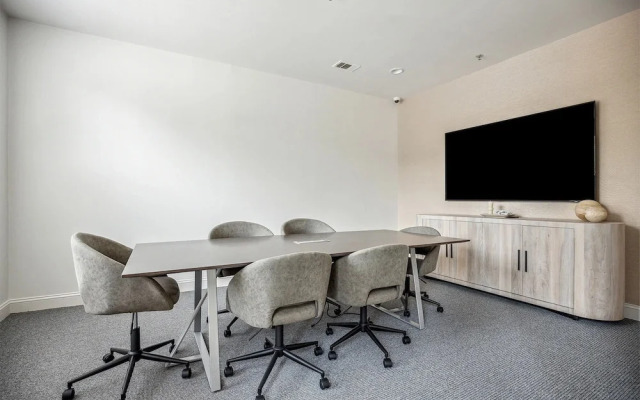 Landing Weston Lakeside Apartments