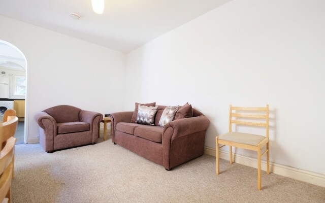 Quiet and Spacious 2-bedroom Flat , Sleeps 4