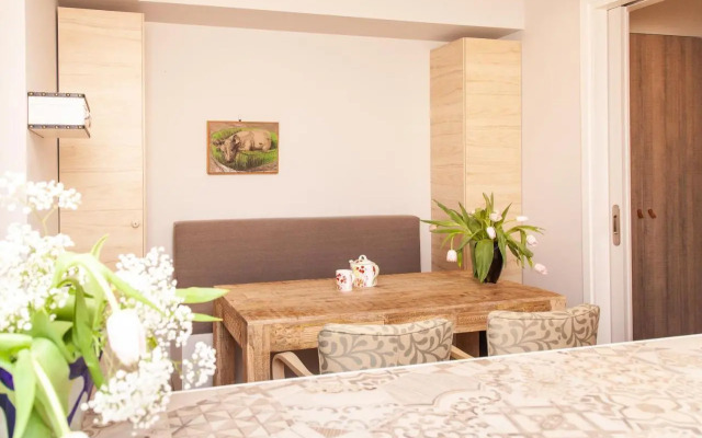 Sweet Suite Flora in Vouliagmeni