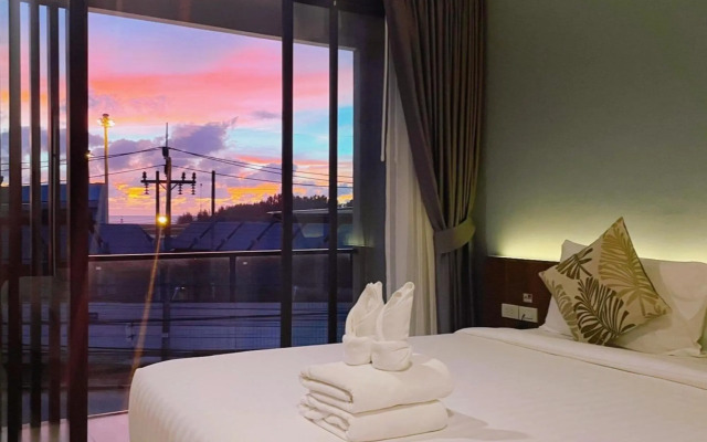 Louis' Runway View Hotel