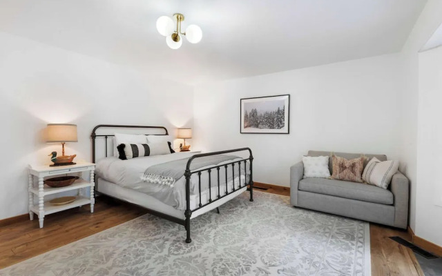 Bright & Modern Cabin Luxury Home in Carnelian Bay!