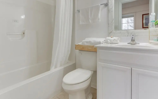 Cozy Inwood Apartment: History, Hiking & Wine!