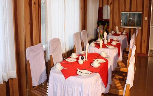 Honey Pine Hotel