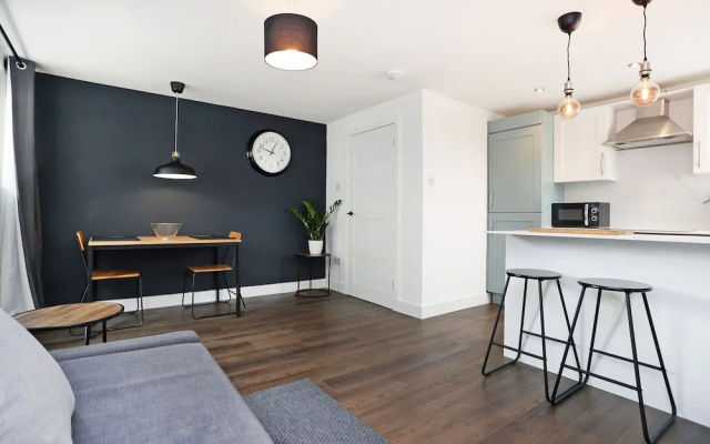JOIVY Contemporary Royal Mile Apartment W/Balcony