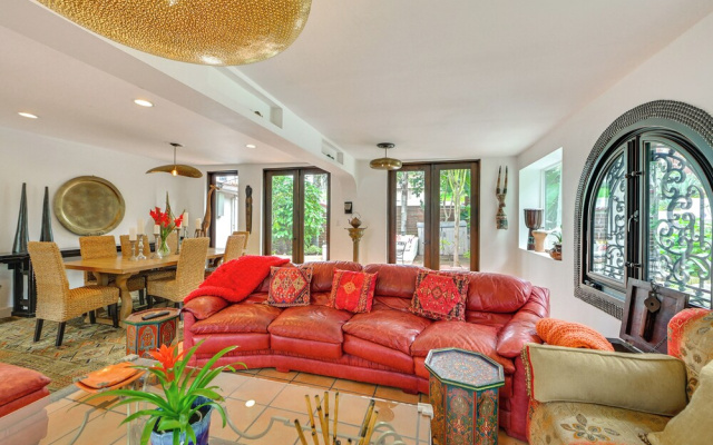 Gather & Unwind Outdoors, Stylish Vista Retreat!