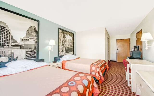 Super 8 by Wyndham San Antonio/Fiesta