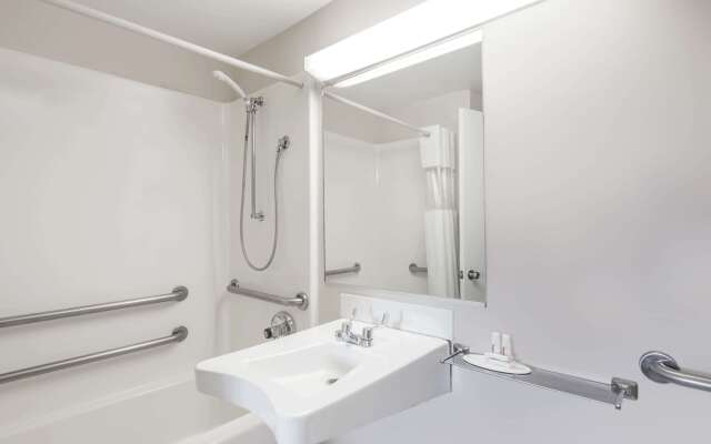 Howard Johnson by Wyndham Lenox