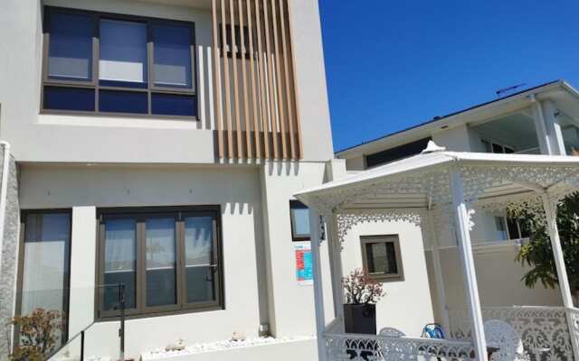 Serviced Waterfront Whole Villa Sydney