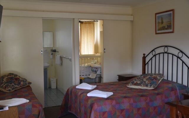 Valley Views Motel & Chalets