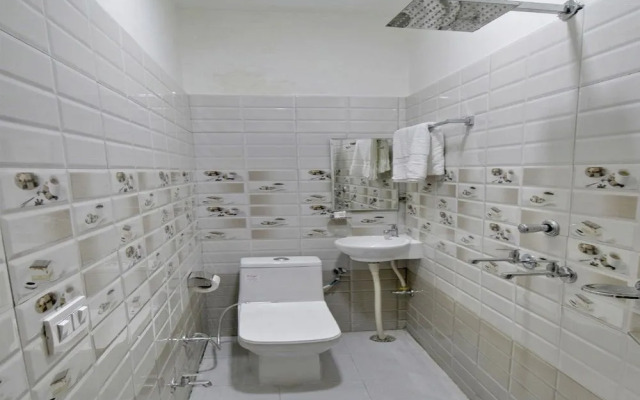 Crown Resort And Restaurent by OYO Rooms
