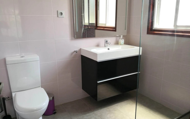 Villa con gran piscina en zona residencial