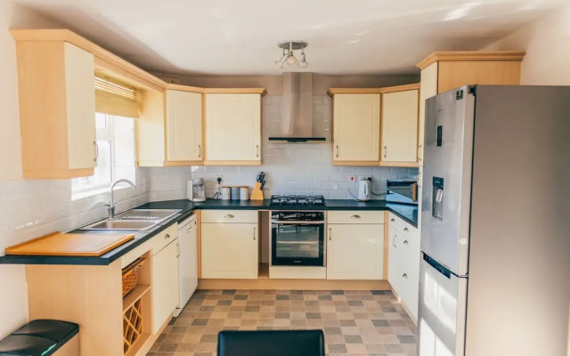 Remarkable 4-bed House in Cardiff