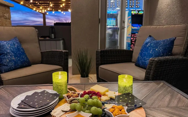 Stargazer Luxury Condo, Rooftop Views, Private Hot Tub