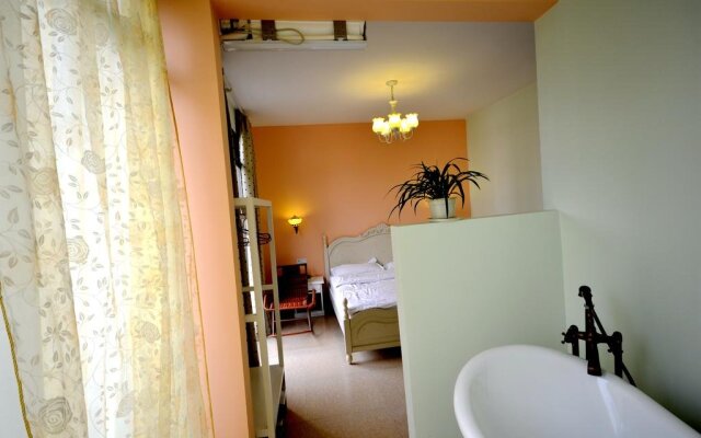 Shanshan gap Year Hotel