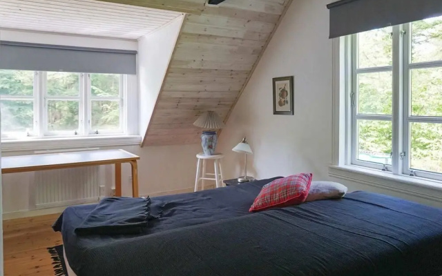Secluded Greenery Retreat-by Traum