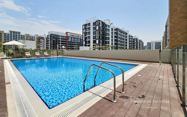 Large Balcony Studio 10 Minutes From Dubai Mall