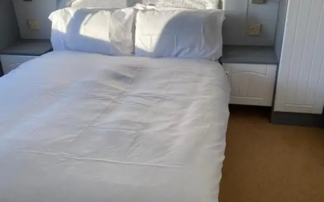 Immaculate 2-bed Static Caravan Near the Lake