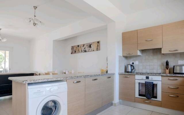 Spacious and Modern 2 bed Apartment in Peyia