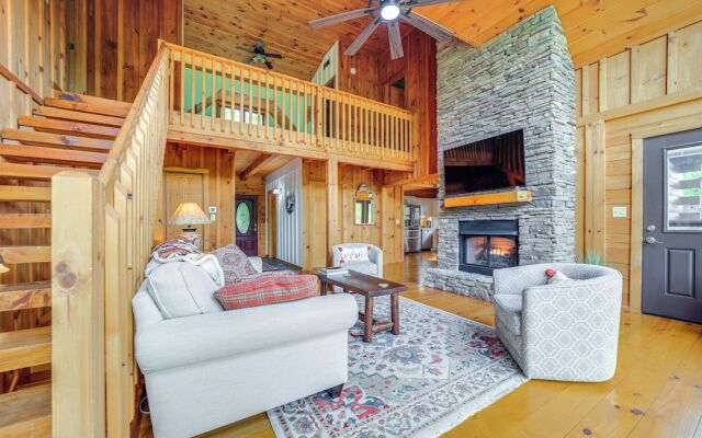 Decks & Mountain Views: Waynesville Getaway!
