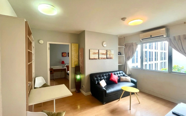 1 bdrm condo 5 minutes walk to BTS FREE Wifi