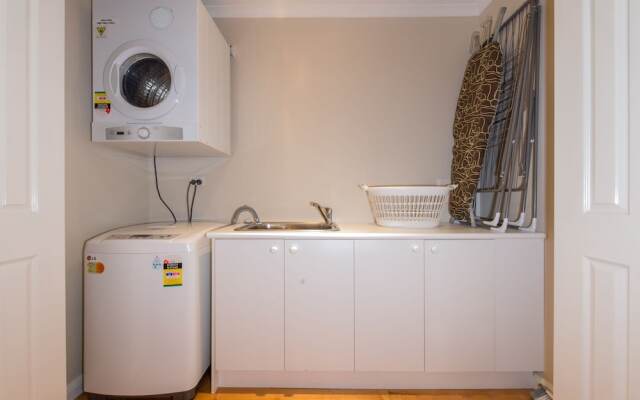 Lovely 5BR house walk to train and shops
