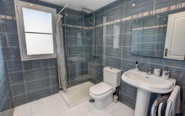 TIMON II, Luxury 3 bedroom Beachside Apartment