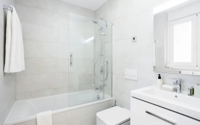 Velazquez Apartments by FlatSweetHome