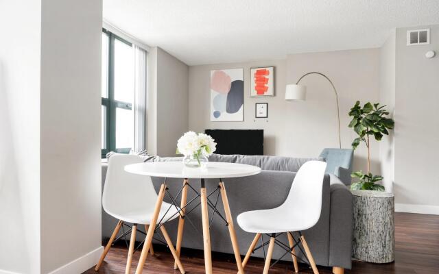 Chicago | Clean & Contactless Studio + Full Kitchen