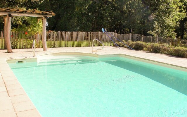 Marvelous Holiday Home in Issac With Swimming Pool
