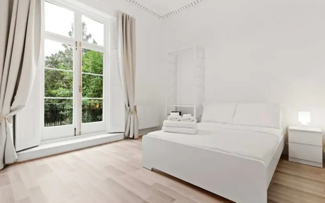 Refined, Light 1 Bed Apt w Balcony in Brixton