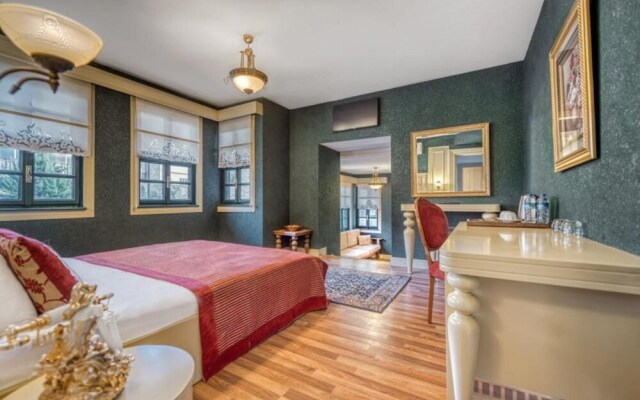 Vibrant Suite Located in Heart of Historic Area