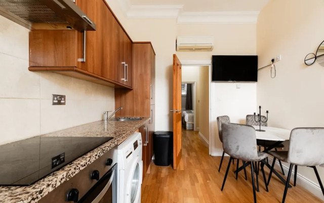 Warm Apartments in Queensway