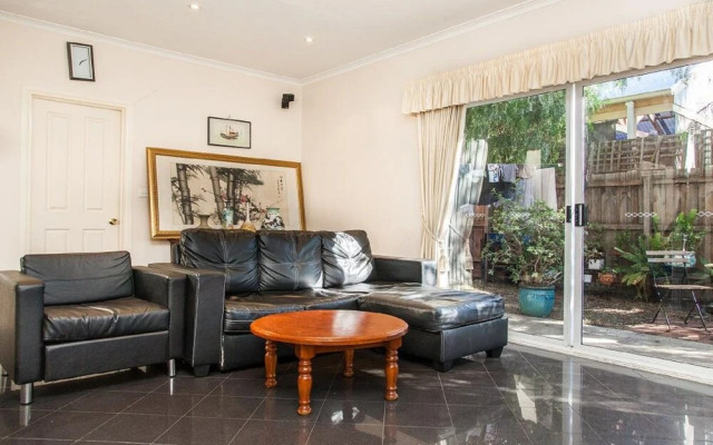 Abbotsford Private Rooms & Pods @ 15 Charles Homestay