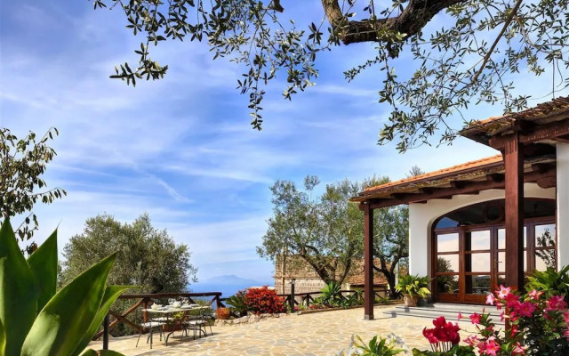 Tulipano - A Charming and Peaceful Hillside Villa With Lovely Views