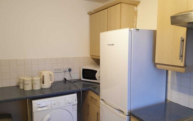 2 Bed Apartment B70 off M6 With Free Parking