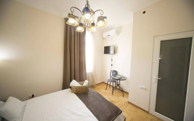 Log Inn Boutique Hotel