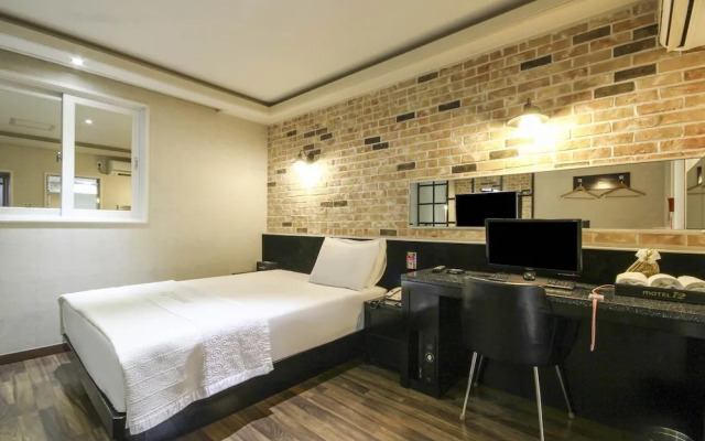 Twelve Motel
