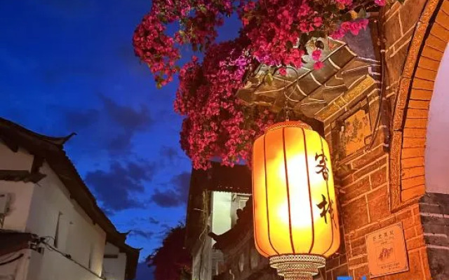 Yiyuan Snow Mountain View Courtyard Inn (Lijiang ancient city mufu branch)