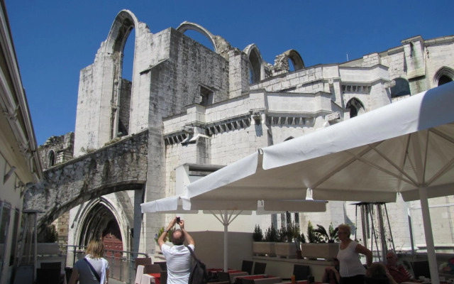 Remodeled Historic Apartment in Bairro Alto