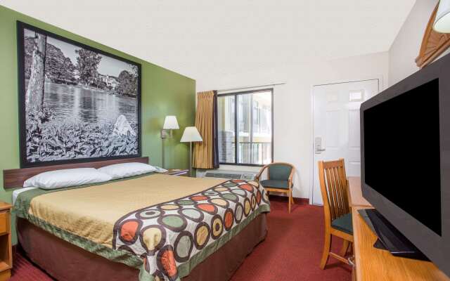 Super 8 by Wyndham Lavonia