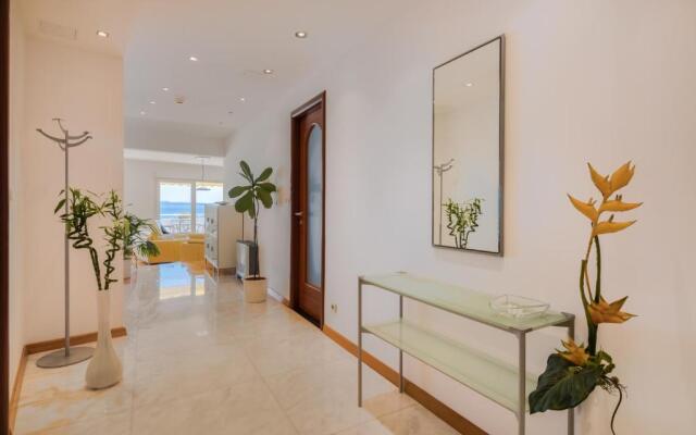 Seaside Apartment Gold 1row