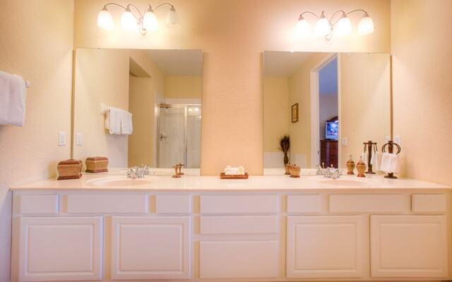 Lovely Third-floor Vista Cay Resort Condo!