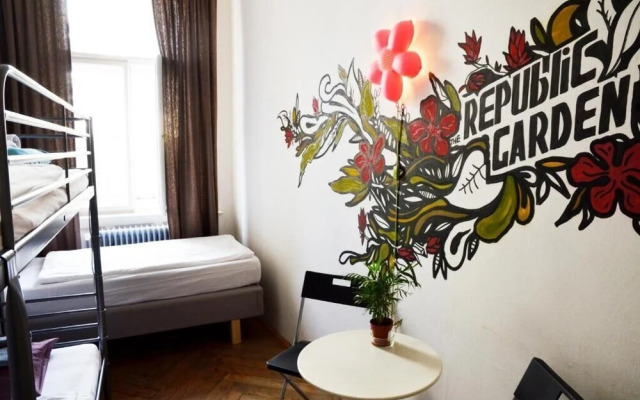 The Republic Garden - Hostel