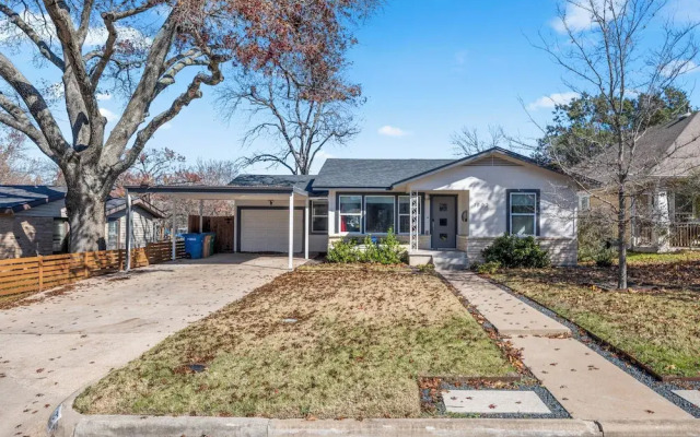 Fun 3BR Retreat in Austin Huge Pool
