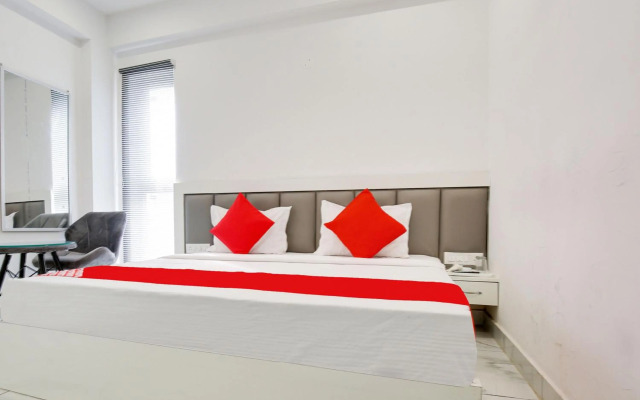 OYO Flagship 80590 Sky White House