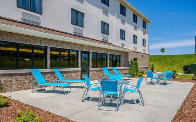 Red Roof Inn & Suites Ferdinand