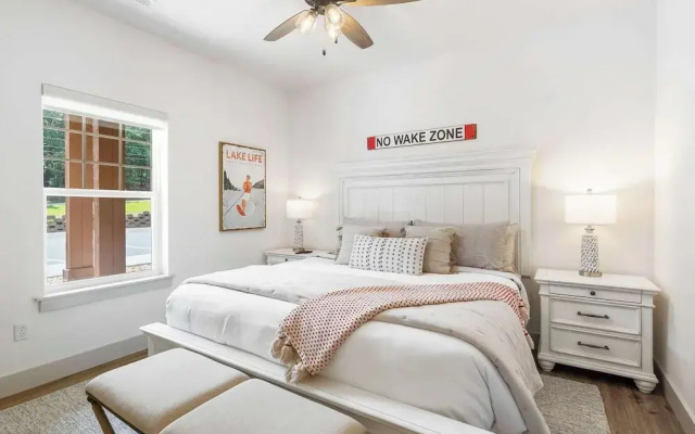 New Lakeside Haven - Picturesque