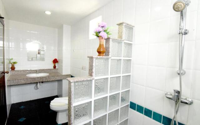 Deng's Kamala Beach Guesthouse